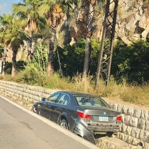 سقوط سيارة الى جانب الطريق الدولي بالقرب من كازينو لبنان