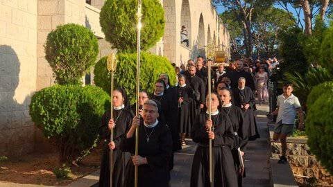 بالصور: قداس وتطواف بذخائر القديسة رفقا في جربتا في يوبيل تقديسها
