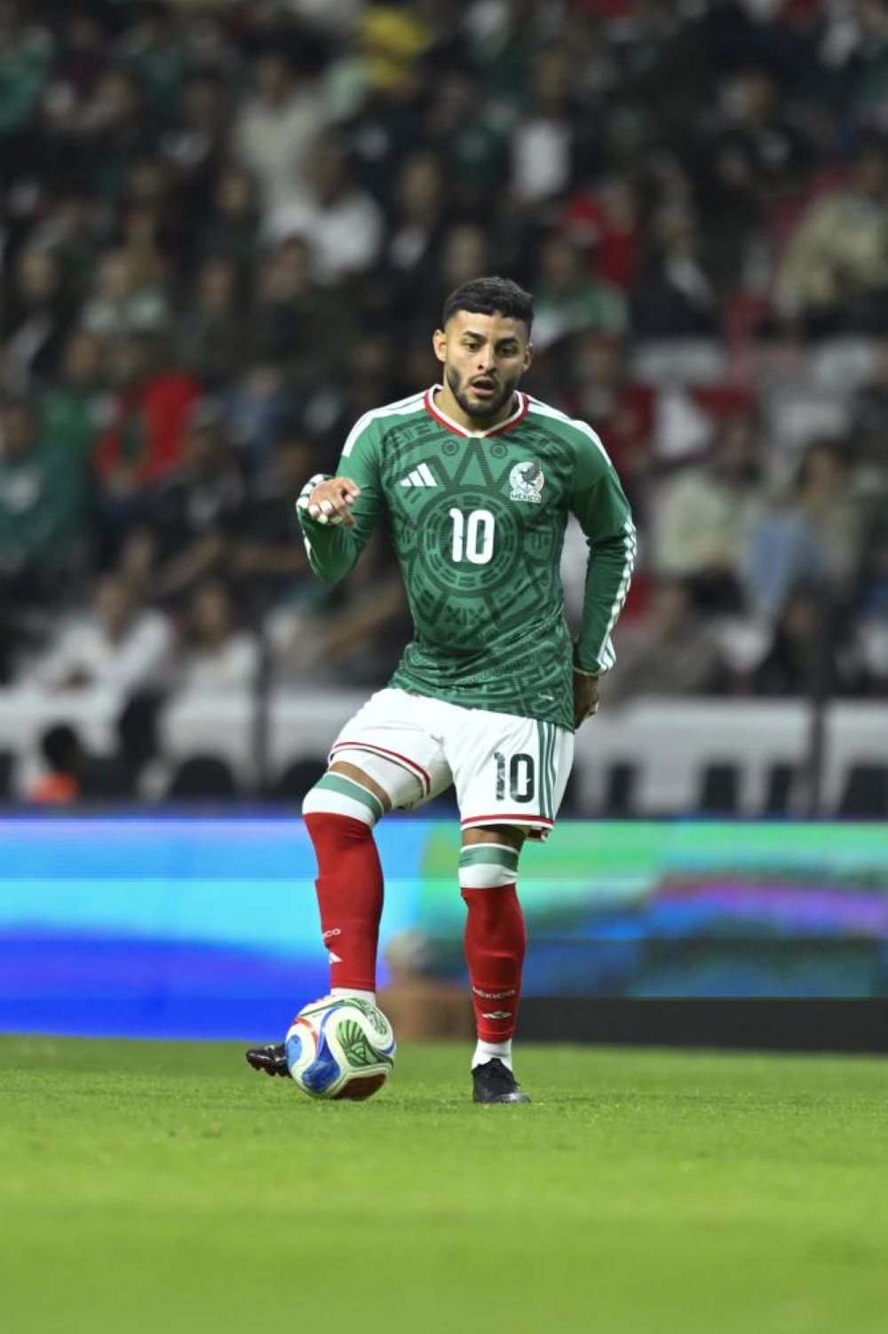التريكولور الاستضافة الثالثة لتجاوز الثمانية
