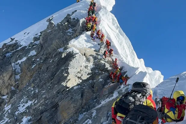 Nepali Climber Alive after Six Days Missing on Everest