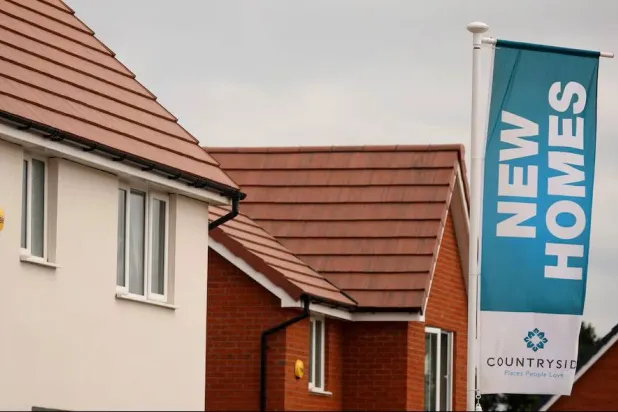 UK House Prices Fall Unexpectedly as Market Feels Iran War Impact