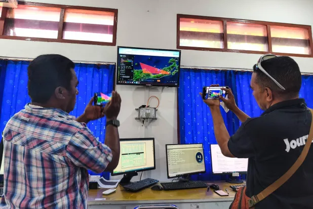 Indonesia Volcano Erupts, Forcing Airport to Close