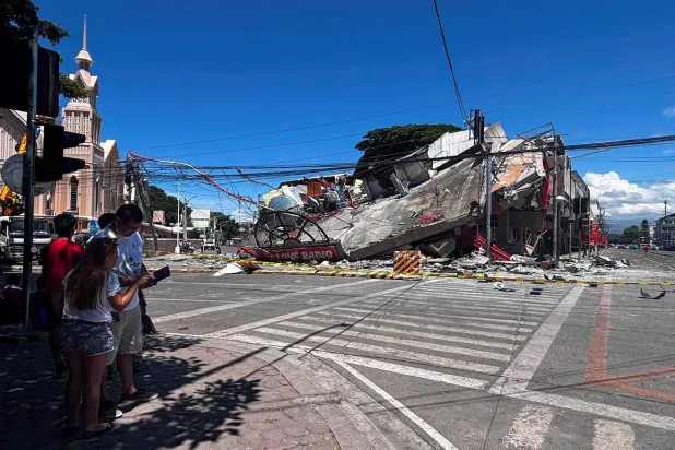 Major Quake off Philippines Kills Three, Triggers Tsunami Warnings