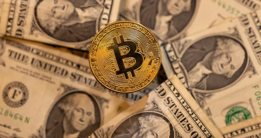 الدولار يسجل أعلى مستوى في شهرين مع زيادة الرهانات على رفع الفائدة الأميركية