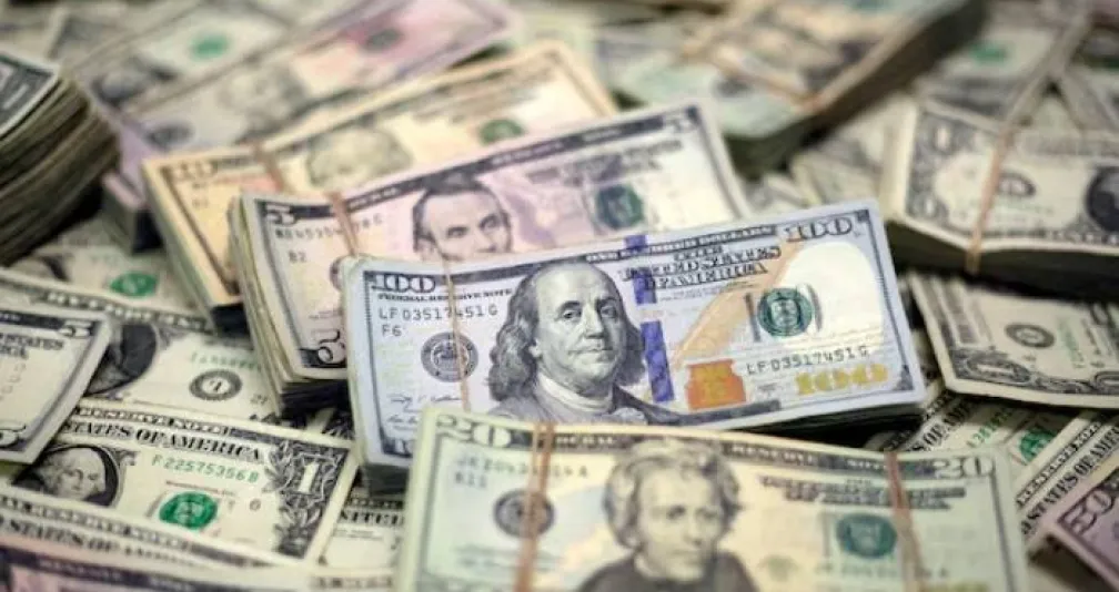 الدولار يتراجع عن أعلى مستوياته في شهرين مع انحسار التوترات الجيوسياسية