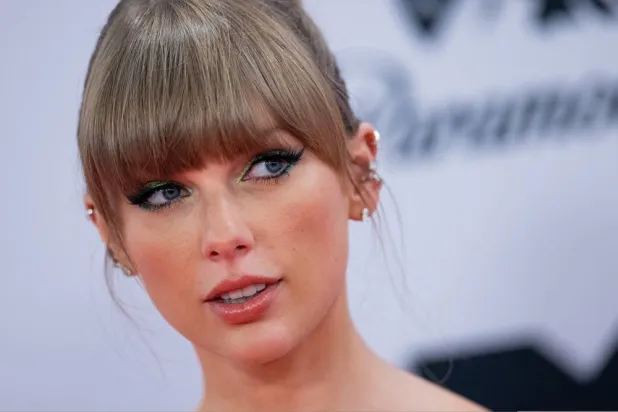 Taylor Swift Surprises with Performance at ‘Toy Story 5’ Premiere in Hollywood