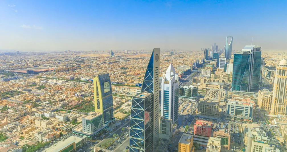 الأنشطة غير النفطية السعودية تعود إلى النمو في أبريل