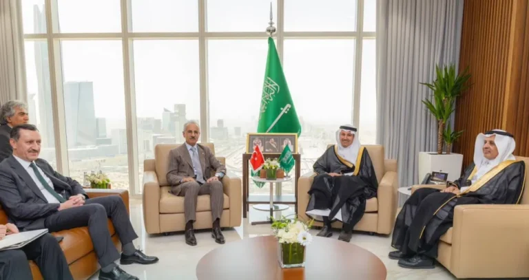 السعودية وتركيا تحصّنان سلاسل الإمداد بممر بري يطوّق حصار المضائق
