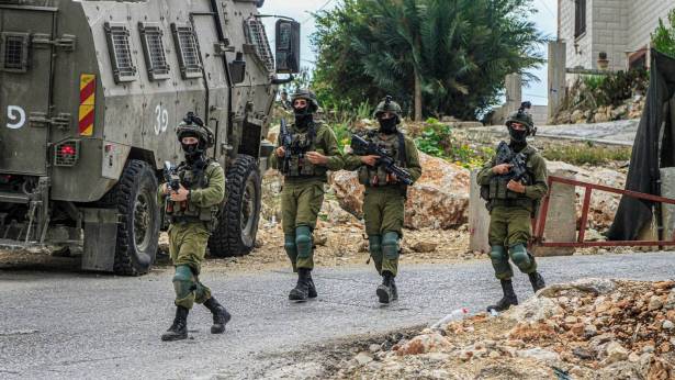 جيش الإحتلال يقر باعتقال شخصين في الجنوب ونقلهما إلى “إسرائيل”