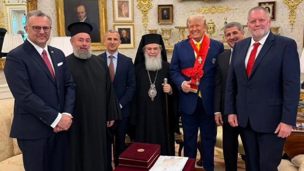 ترامب يبحث مع البطريرك ثيوفيلوس الثالث حماية مسيحيي الأرض المقدسة وحرية العبادة