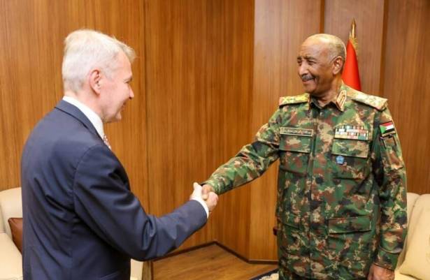 مبعوث الأمم المتحدة يبحث مع البرهان جهود السلام في السودان