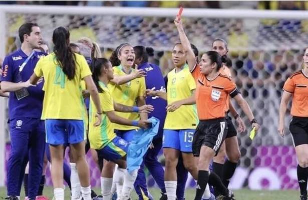 مباراة ودية نسائية بين البرازيل وأميركا تشهد 8 حالات طرد