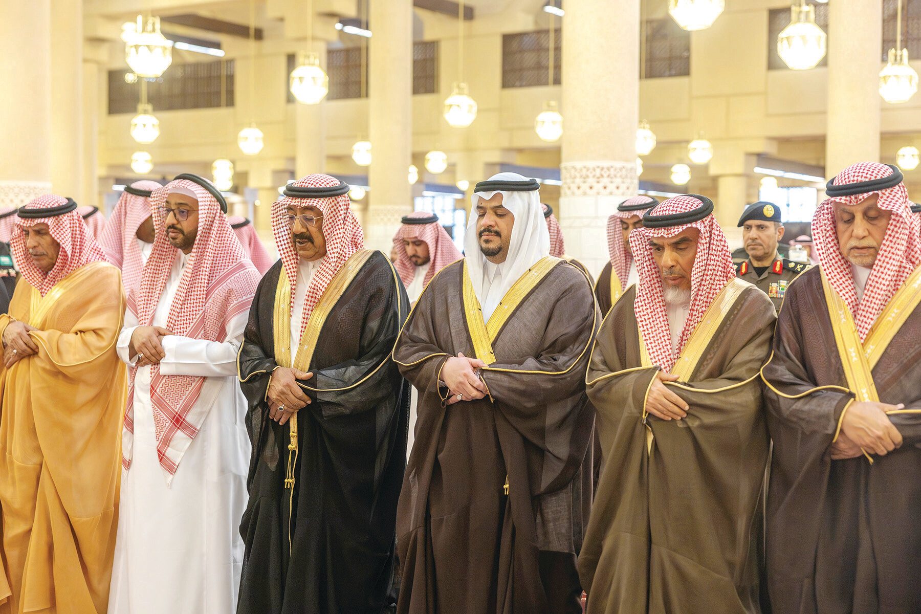 نائب أمير الرياض يؤدي صلاة الميت على سارة بنت عبدالمحسن
