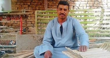 يعمل فى الجريد من عمر 7 سنوات.. أحمد عابدين أبدع في تطوير صناعة الأجداد بقنا