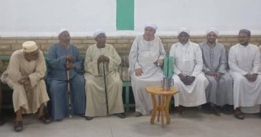 شقيق شيخ الأزهر يقدم العزاء فى زوجة رئيس المنطقة الأزهرية السابق.. صور