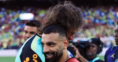 محمد صلاح وشوبير بالأحضان مع أليسون بيكر بعد مباراة مصر والبرازيل.. صور