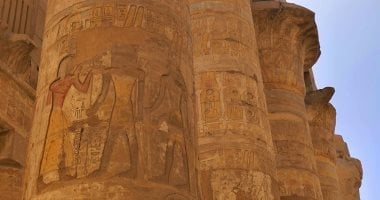 سحر النقوش والألوان على جدران صالة الأعمدة بالكرنك تبهر سياح العالم.. صور