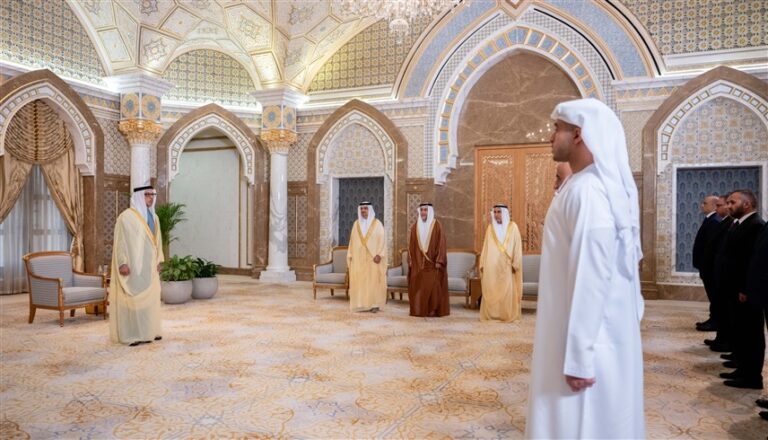 أمام منصور بن زايد.. 23 قاضياً وعضو نيابة يؤدون اليمين القانونية في أبوظبي