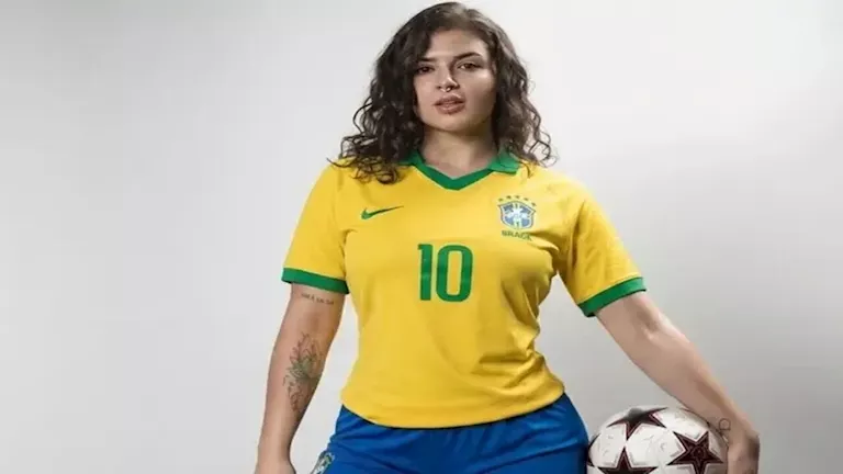 أكثر من 1000 ملصق على جسدها.. مؤثرة برازيلية تثير الجدل قبل كأس العالم