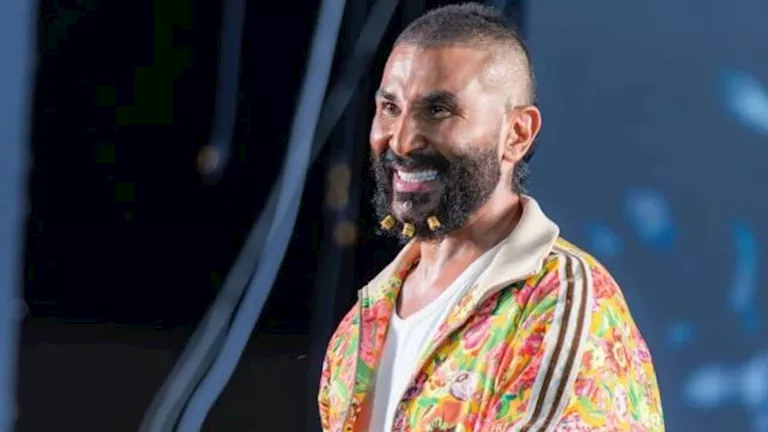 أحمد سعد عن تركيب توكة في ذقنه: “أنا معملتش حاجة حرام”