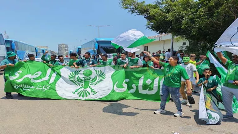 “يارب الكأس في بورسعيد”.. جماهير المصري تزحف لمؤازرة الفريق في النهائي (فيديو وصور)