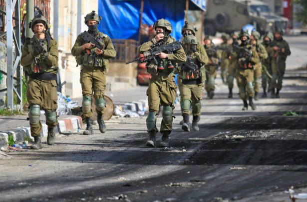 الاحتلال يقتحم قرية بيتين في الضفة ويحتجز جثمان شاب فلسطيني