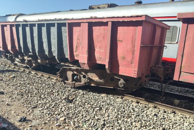 خروج عربة قطار بضائع عن القضبان بمحطة طهطا وإيقاف حركة القطارات