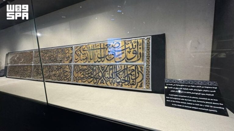 لوحة نادرة فوق باب الكعبة المشرفة تروي فصولًا من تاريخ العمارة الإسلامية في معرض عمارة الحرمين الشريفين