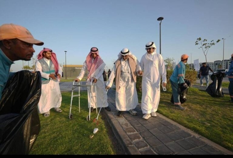 40 متطوعا ومتطوعة يشاركون في مبادرة تنظيف كورنيش الدمام الجنوبي