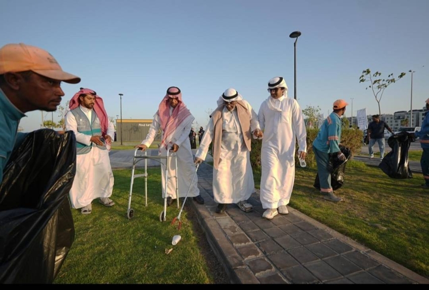 40 متطوعا ومتطوعة يشاركون في مبادرة تنظيف كورنيش الدمام الجنوبي