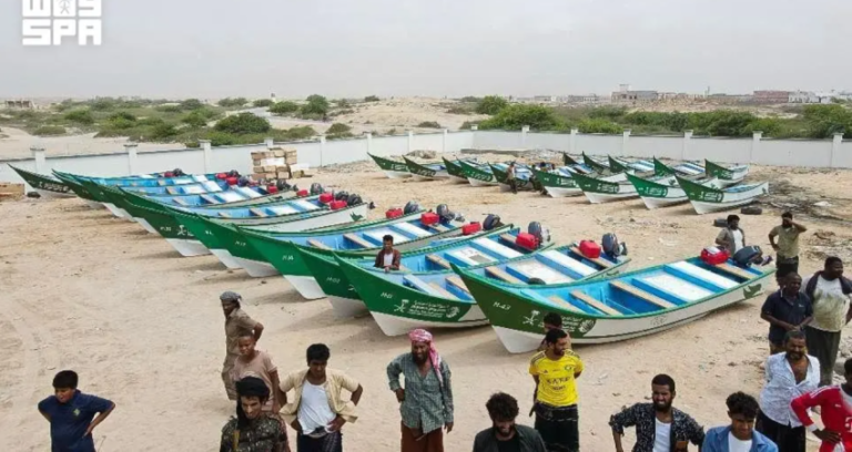 مركز الملك سلمان يوزع 50 قارب صيد مزودة بالمحركات في محافظة المهرة