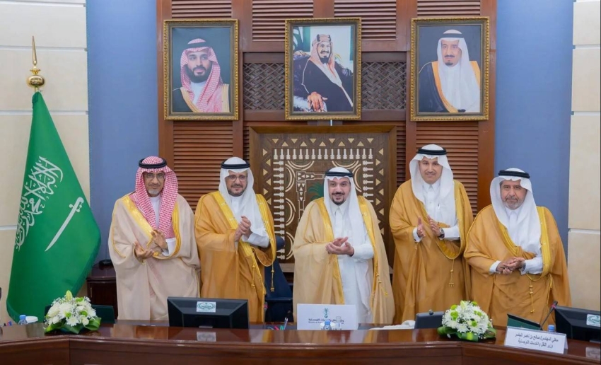 أمير منطقة القصيم يُدشّن 8 مشروعات للطرق بالمنطقة بتكلفة بلغت 104 ملايين ريال