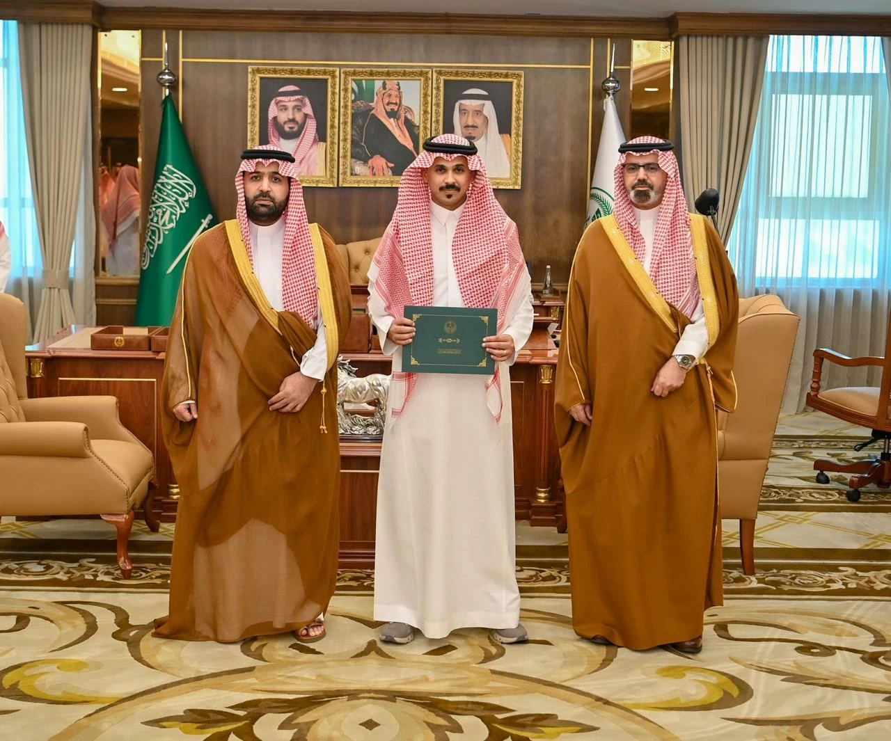 أمير جازان يستقبل فريق تقييم الأداء عبر منصة «أبشر داخلية»