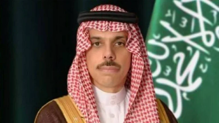 وزير الخارجية يتلقى اتصالا من نظيره البحريني ويؤكد تضامن السعودية مع البحرين