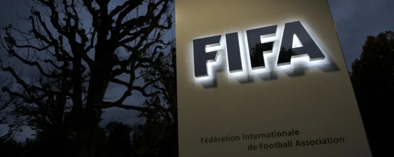 «FIFA» يمنع قوارير الماء على اللاعبين