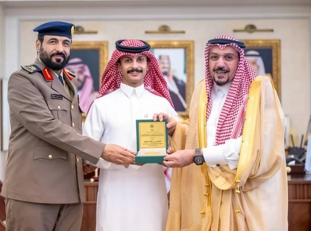 أمير القصيم يكرّم «السلوم» لموقفه البطولي في إبعاد مركبة مشتعلة