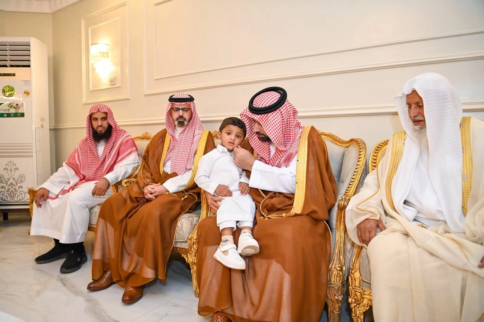 أمير جازان ونائبه يقدمان واجب العزاء للنجمي في وفاة 3 من أبنائه