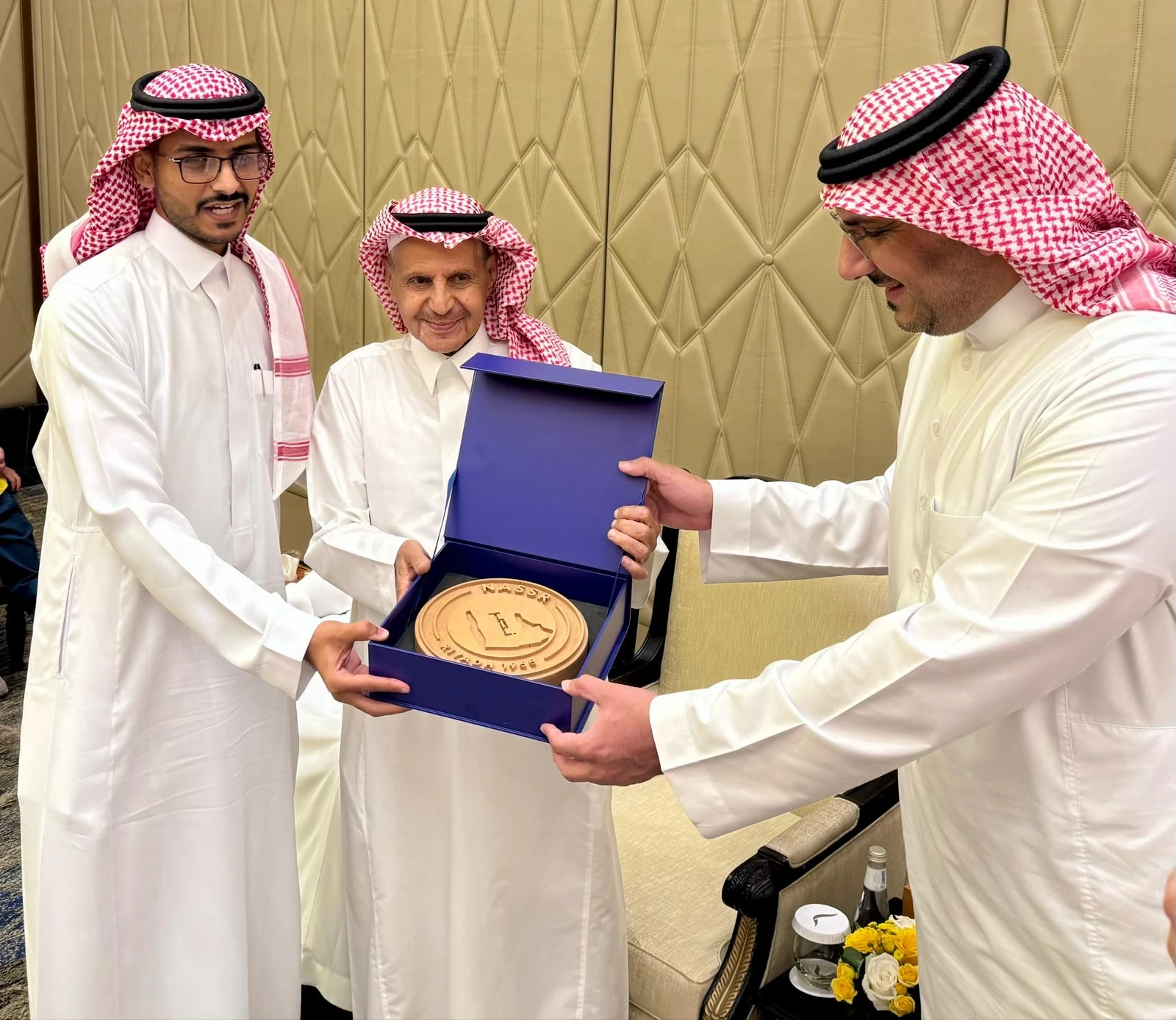 درع وهدية للعميد.. النصر يكرم المشيقح في ليلة فرح