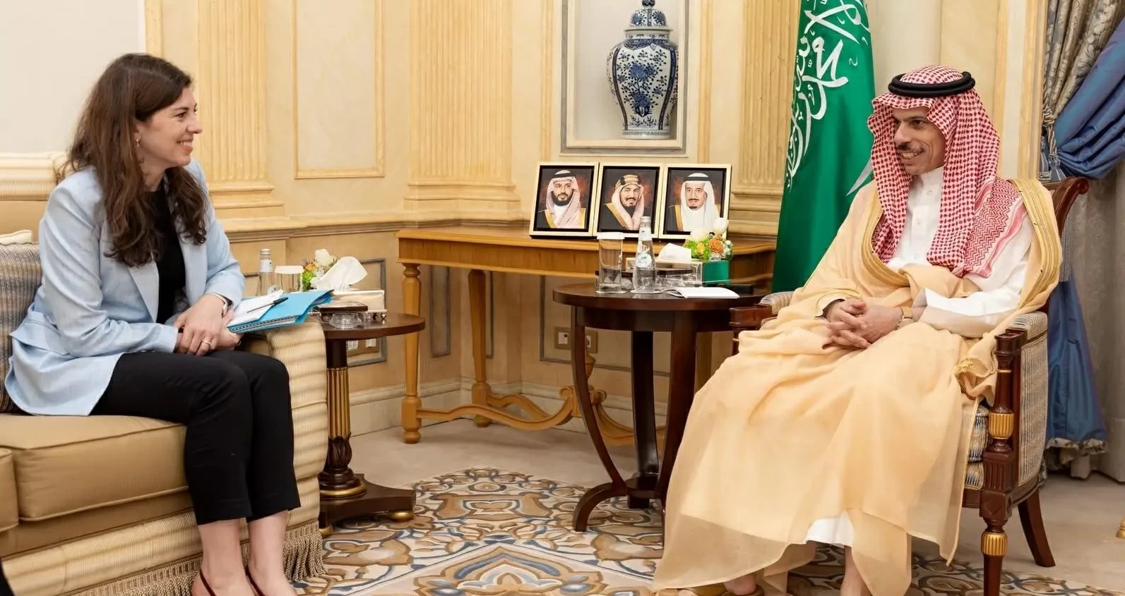 وزير الخارجية يبحث مع مستشارة الرئيس الفرنسي مستجدات الأوضاع في المنطقة