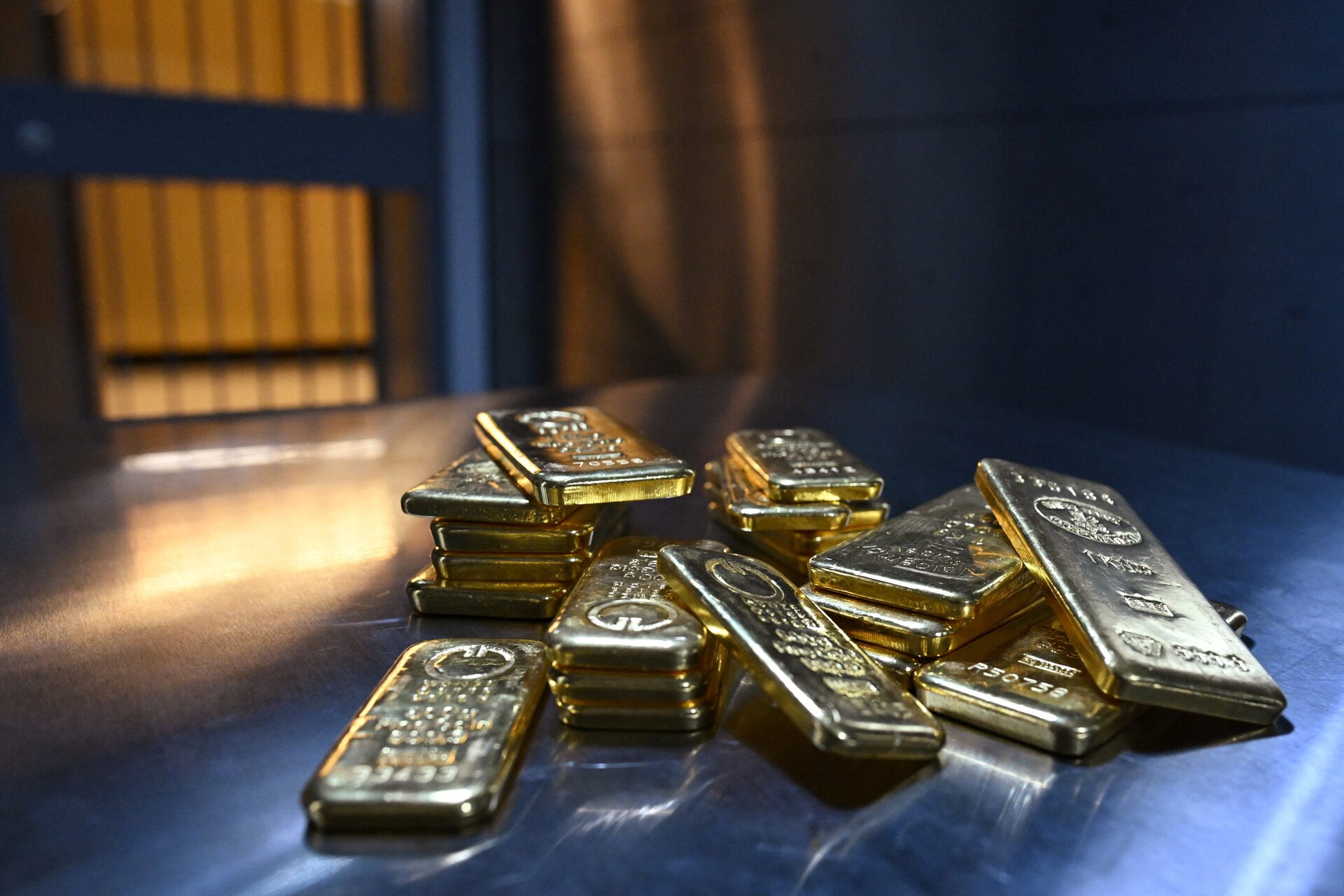 هبوط حاد في أسعار الذهب بنحو 3% إلى 4341.52 دولار للأوقية