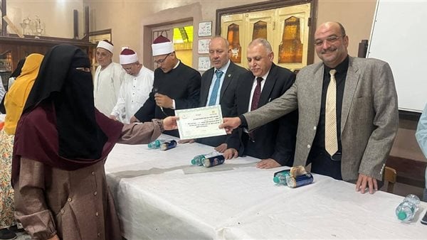 أوقاف الفيوم تكرم دفعة جديدة من خريجي المعهد الثقافي بمسجد فاطمة إلياس (صور)