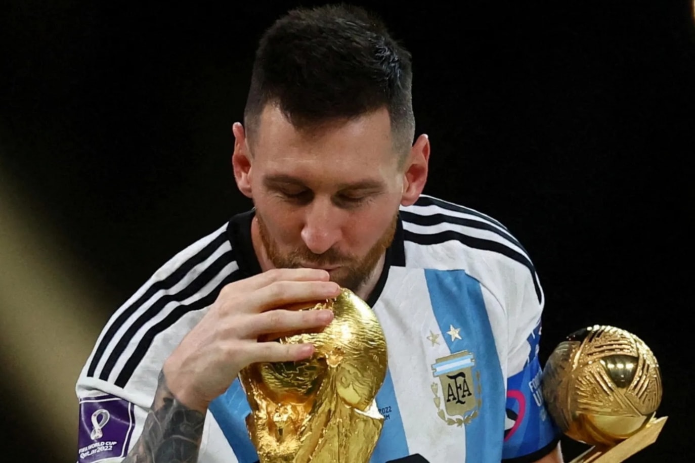ميسي يظفر بجائزة مرموقة قبل انطلاق كأس العالم