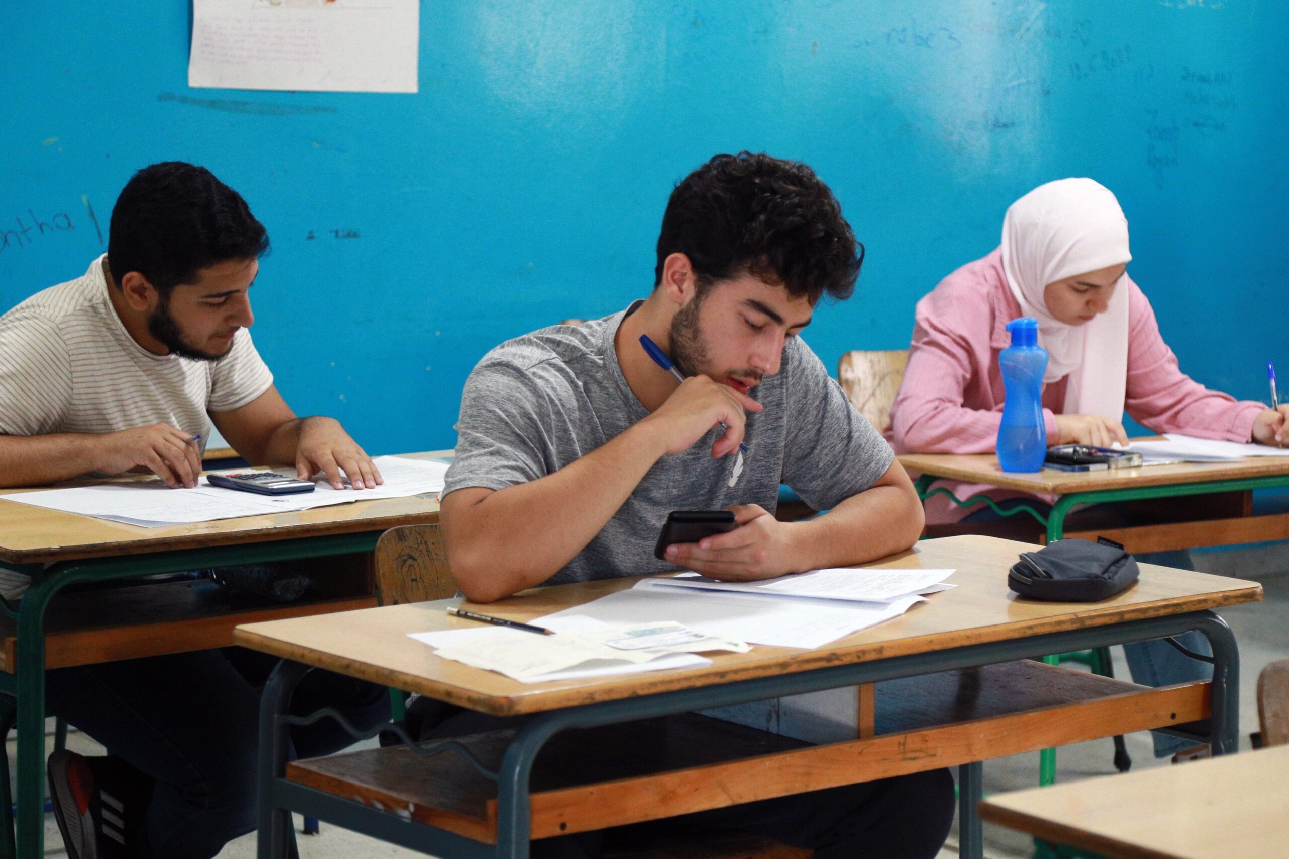 المراقبة ونقل الطلاب تحديان يواجهان الامتحانات