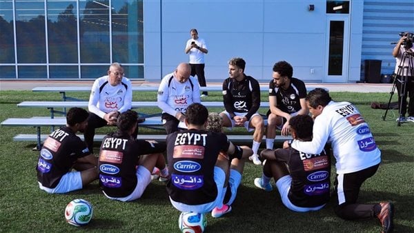 منتخب مصر يواصل تدريباته استعدادا لودية البرازيل وحسام حسن يتفاعل مع اللاعبين (صور)