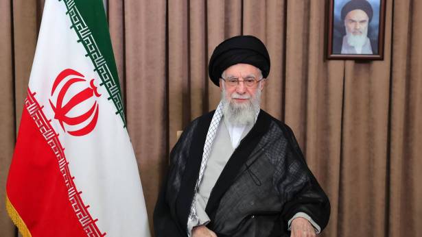 طهران تؤجل مراسم دفن المرشد السابق