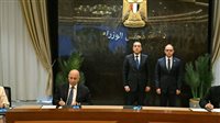 رئيس الوزراء يشهد مراسم توقيع اتفاقية نقل ملكية حصة من محطات وقود وطنية