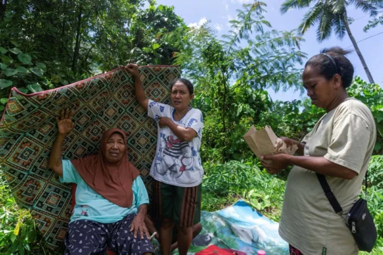 Powerful Philippines earthquake leaves 32 feared dead as tsunami warnings lifted