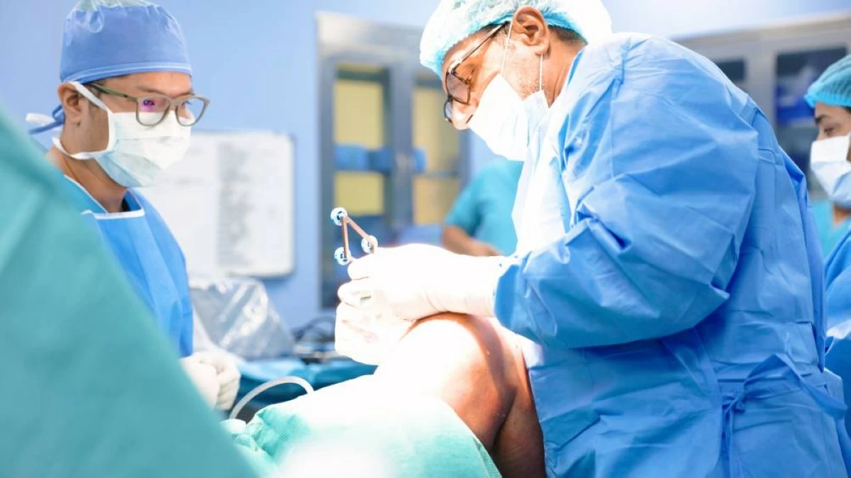 Yas Clinic performs first AI and robotic-assisted partial knee replacement