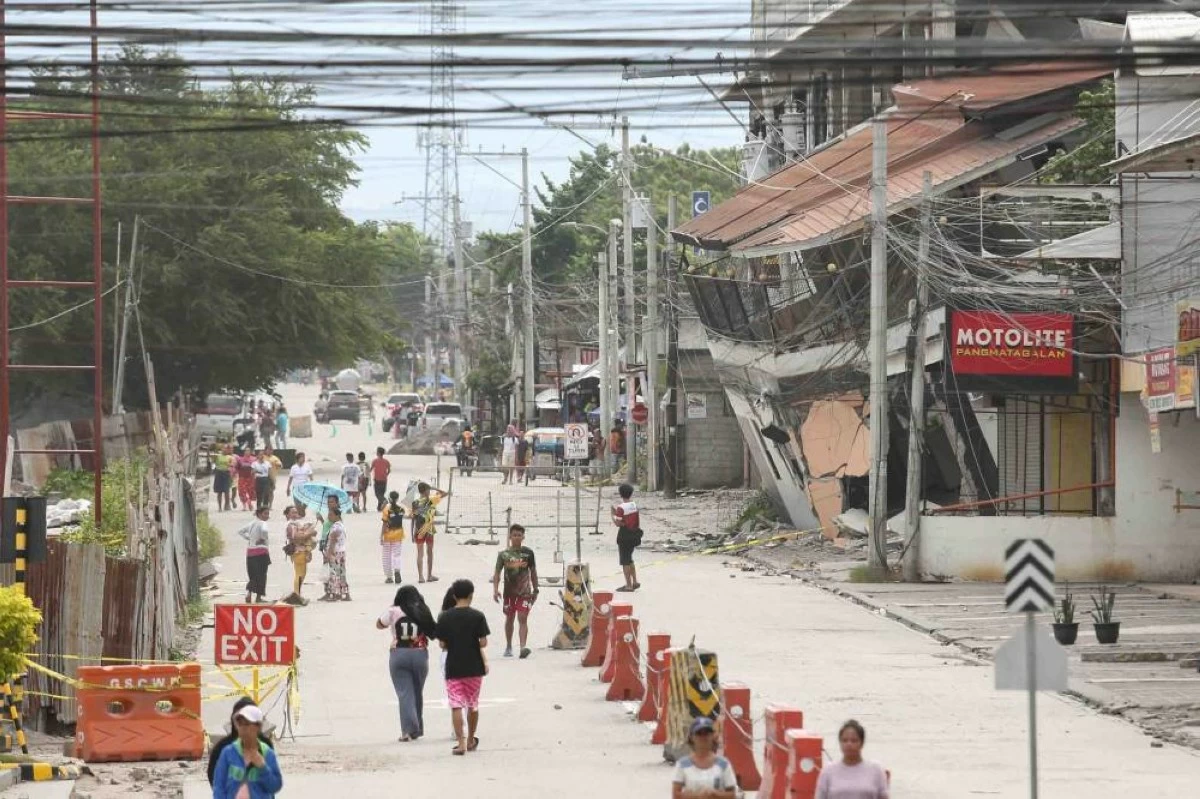 Philippine town seeks immediate airlift of food to ease hunger in quake-hit villages