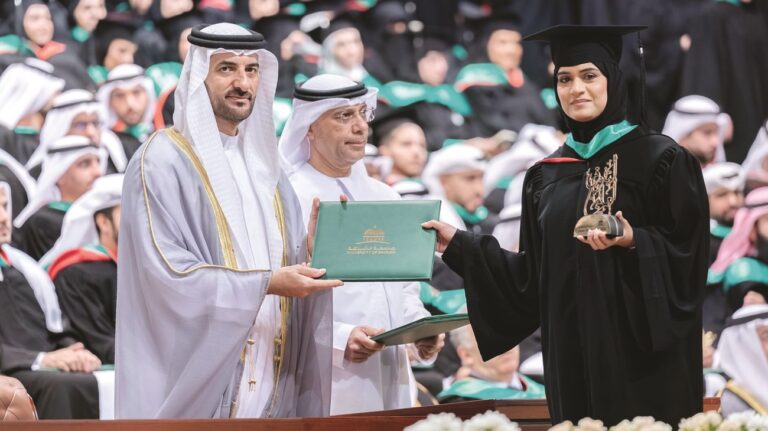 سلطان بن أحمد القاسمي يشهد حفل تخريج طلبة الدراسات العليا بجامعة الشارقة